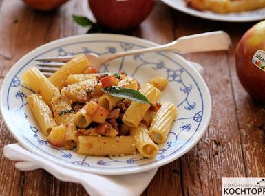 Pasta con cipolle caramellate, mele e salvia