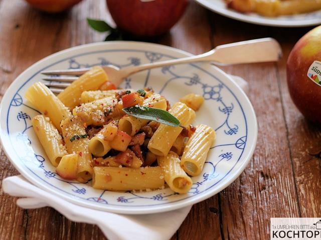 Pasta con cipolle caramellate, mele e salvia