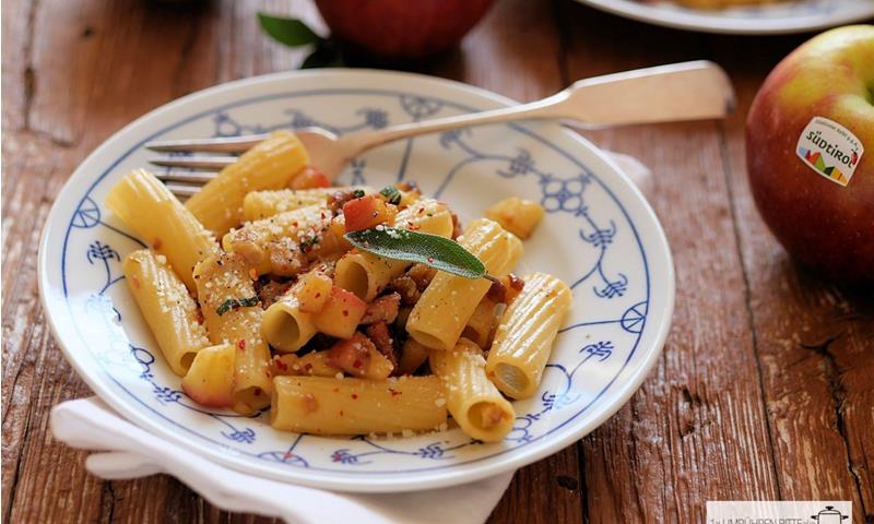 Pasta con cipolle caramellate, mele e salvia