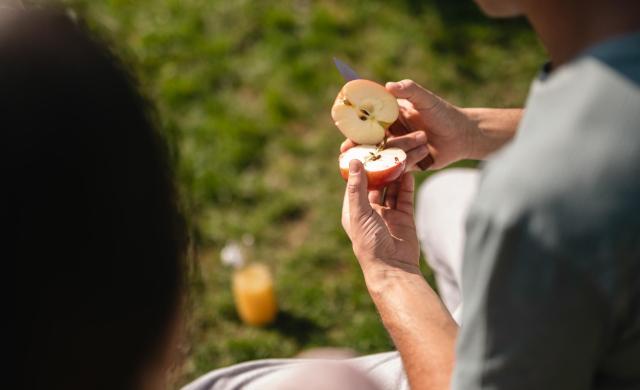 Mela dell'Alto Adige fresca e divisa, uno spuntino sano da portare con sé.