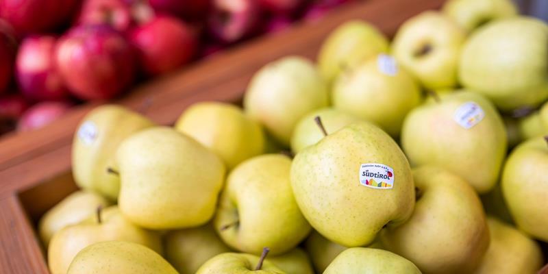 Mele fresche dell'Alto Adige dalla cooperativa Mivor a Laces