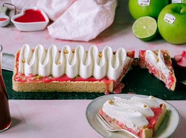 rhabarber-apfel-tarte-mit-limettenmousse-fokus-vorne