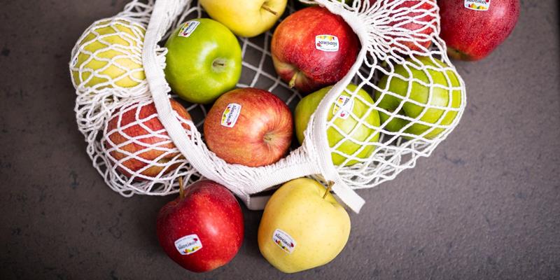 Sacchetto di frutta con una selezione di mele Alto Adige IGP della cooperativa Pomus di Marlengo.