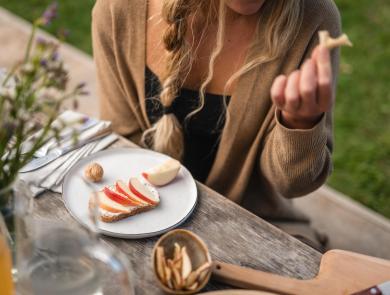 Picnic con mele fresche dell'Alto Adige come snack.