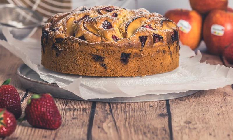 Torta di mele con fragole